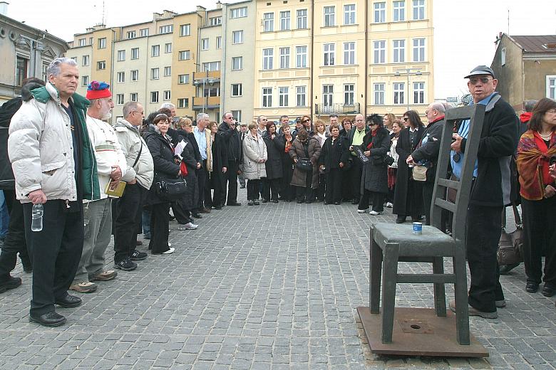 Na Placu Bohaterów Getta - który przed rokiem 1945 nosił nazwę Placu Zgody - zgromadzili się krakowianie oraz przybyli do Krakow