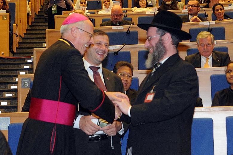 Biskupi wesoło gawędzili z rabinami.