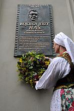 Tablica pamiątkowa Wojciecha Jerzego Hasa na jego krakowskim domu