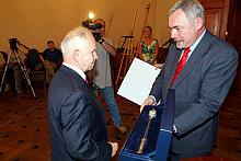 Filantropa Krakowa A.D. 2004 Stanisław Dziob otrzymuje z rąk Prezydenta Miasta Krakowa Jacka Majchrowskiego symboliczne berło.