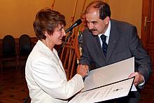 Tytuł "Filantrop Krakowa A.D. 2004" w imieniu PKO BP SA przyjęła Irena Folta, Dyrektor Regionalny Oddziału Korporacyjn