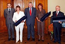 Wspólna fotografia laureatów i władz miasta.