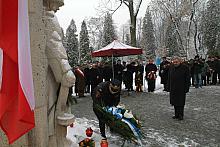 Kwiaty pod pomnikiem złozyli: Prezydent Miasta Krakowa Jacek Majchrowski.