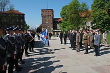 Uhonorowanie sztandarów Wojska Polskiego, Policji oraz Chorągwi Prezydenta Miasta Krakowa przed Katedrą na Wawelu.