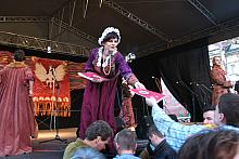 Artyści kabaretu Loch Camelot rozdali 3,5 tys. śpiewników. 