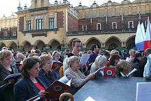 Wspólne śpiewanie na krakowskim Rynku Głównym ma już wieloletnią tradycję. Pierwszy koncert odbył się w Święto Niepodległości 11