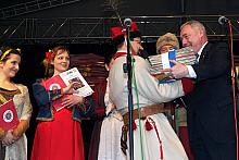 Prezydent przekazał część zbiorów ze swojej fonoteki Bibliotece Polskiej Piosenki.