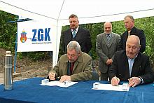 Akt erekcyjny podpisali Prezydent Miasta Krakowa oraz Prezes Chemobudowy SA Edward Suchan.