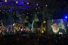 W pierwszej części koncertu artyści zaprezentowali jedenaście utworów biorących udział w konkursie na piosenkę 50-lecia.