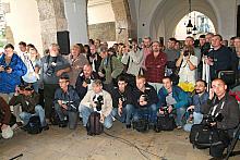 Uroczystość zgromadziła w Sukiennicach licznych przedstawicieli mediów, wśród których dominowali fotoreporterzy.