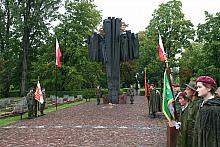 Wzniesiony przy kwaterach żołnierskich z roku 1939 - poświęcony Armii Kraków -pomnik autorstwa Piotra Chwastarza, został przekaz