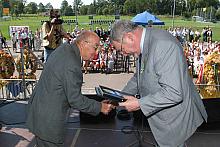 Prezydent Miasta Krakowa oficjalnie otworzył Krakowskie Dożynki 2006 i na ręce Henryka Nazima, nestora społeczności sidzińskiej 