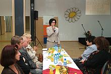 Gości i seniorów przywitała Leokadia Pawlus, Przewodnicząca Zarządu Oddziału Rejonowego PZERiI Kraków - Nowa Huta. Podziekowała 