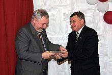 Major Zdzisław Zwierzyna, Prezes Zarządu Wojewódzkiego ZBŻZiOR WP, wręczył Prezydentowi medal z okazji 25-lecia Związku.