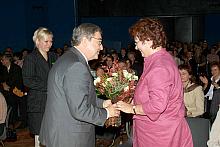 Prezydent Bątkiewicz wręczył kwiaty nauczycielkom Zespołu Szkół Specjalnych, Małgorzacie Seidler... 