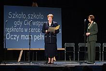 Teresa Starmach, Przewodnicząca Komisji Edukacji i Kultury Rady Miasta Krakowa, odczytała akt nadania imienia Jana Brzechwy Gimn