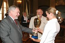 Jacek Majchrowski, Prezydent Miasta Krakowa, wręczył nagrody przedstawicielom szkół, które wzięły udział w Krakowskiej Olimpiadz