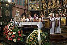 Mszę świętą żałobną celebrował ksiądz Bronisław Fidelus, archiprezbiter Bazyliki Mariackiej.