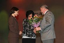 Jacek Majchrowski, Prezydent Miasta Krakowa, uroczyście zainaugurował Przegląd i otrzymał kwiaty od jego organizatorek, Małgorza