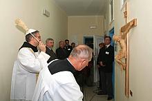 Ojciec dr Piotr Chojnacki, Opat z klasztoru Cystersów w Mogile, poświęcił nowo otwarte Centrum.