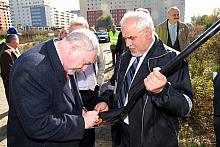 Prezydent złożył podpis na łopacie, którą dokonał pierwszego wykopu. Pomaga mu Stanisław Zięba.