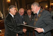 Jacek Majchrowski, Prezydent Miasta Krakowa, wręczył Medale Cracoviae Merenti z numerem osiemnastym i dyplomy Radzie Seniorów To