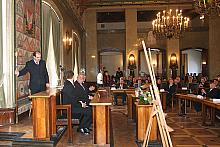 Paweł Pytko, Przewodniczący Rady Miasta Krakowa, trzykrotnym oderzeniem laski zakończył uroczystą sesję Rady Miasta Krakowa.
