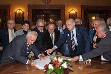 Składanie podpisów w Księdze Medalu Cracoviae Merenyti przez członków Rad Seniorów "Cracovii" i "Wisły".
