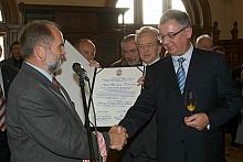 Toasty i gratulacje.
Od lewej: Józef Lassota, Prezes KS "Cracovia" i prof. Janusz Filipiak, Prezes MKS "Cracovia