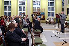 Jacek Majchrowski, Prezydent Miasta Krakowa, otwierając Centrum, przekazał w darze dwa bujane fotele i trzy, wielkoformatowe zdj