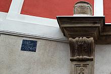 Na parterze pałacu, po lewej stronie portalu, znajduje się tabliczka z dawnym numerem ewidencyjnym domu, zachowana dla historii 
