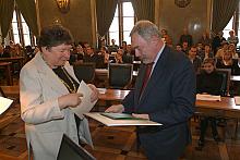Jacek Majchrowski, Prezydent Miasta Krakowa, wręczył nagrody zwycięzcom konkursu "Przewodnik Lata 2006". 