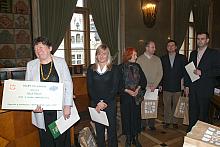 Alicja Piech, laureatka pierwszego miejsca z symbolicznym biletem do Lipska oraz pozostali nagrodzeni uczestnicy konkursu.