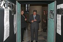 Prezydent Bątkiewicz, otwierając wystawę, przeciął wstęgę rozwieszoną na makiecie symbolizującej mur obozu koncentracyjnego. 