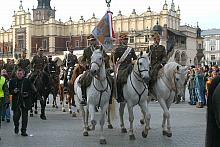 Patriotyczny pochód z Wawelu przed Grób Nieznanego Żołnierza na pl. Matejki prowadził poczet sztandarowy Szwadronu Kawalerii w b
