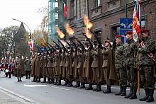 Uroczystość patriotyczna na pl. Matejki.
Ceremonię wojskową zakończyła salwa honorowa.