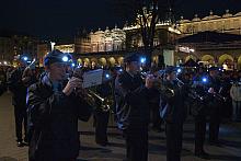 Maszerująca wokół Rynku Głównego Krakowska Orkiestra Staromiejska pod dyrekcją Wiesława Olejniczaka, zapraszała mieszkańców Krak