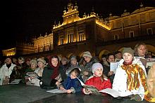 Śpiew tysięcy krakowian w świąteczny wieczór, w sercu Krakowa, miał w sobie siłę i magię. 