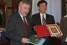 Prezydent dostał obrazek z brokatu z motywami chińskimi oraz album ukazujący walory miasta Nanjing.