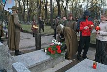 Wiązanka kwiatów od przedstawicieli Wojska Polskiego.