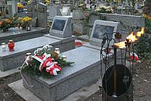 Środki na odrestaurowanie grobów uzyskano z budżetu Gminy oraz ze zbiórki na ratowanie cmentarza Rakowickiego.