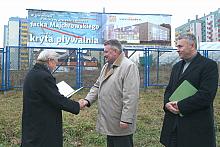 ...przekazał Krzysztofowi Kowalowi, Dyrektorowi Krakowskiego Zarządu Komunalnego, dokumentację i plac pod budowę krytej pływalni