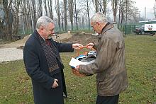 Podczas zwiedzania inwestycji
Prezydent Miasta Krakowa wręczył Prezesowi Hutnika upominek - magnezję używaną w wspinaczce, któr