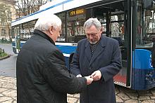 Franciszek Gaik, Prezes Grupy Polskie Autobusy przekazał Jackowi Majchrowskiemu, Prezydentowi Miasta Krakowa, kluczyki do autobu