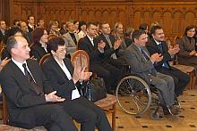 W sali Kupieckiej UMK odbyła się uroczystość wręczenia dyplomów ukończenia kursu języka migowego III stopnia.
Umiejętność posłu