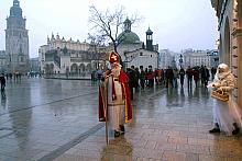 Wysoka, jak na tę porę roku, temperatura i całkowity brak śniegu nie przeszkodziły Świętemu Mikołajowi w odwiedzeniu Krakowa.
1