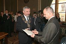 Tomasz Szymański, Przewodniczący Miejskiej Komisji Wyborczej, wręczył Profesorowi Majchrowskiemu zaświadczenie o wyborze  na Pre