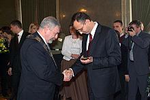 Paweł Klimowicz, Przewodniczący Rady Miasta Krakowa, przekazał nowo zaprzysiężonemu Prezydentowi, klucz do bram Miasta Krakowa.