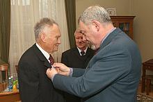 Prezydent Krakowa wręczył jubilatowi Odznakę "Honoris gratia".