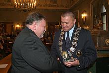 Wiesław Jopek, Prezes Krakowskiej Kongregacji Kupieckiej, wręczył srebrne statuetki KOGI 
Eugeniuszowi Trzcińskiemu...